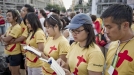 Unos jóvenes asiáticos esperan la llegada del Papa. Foto: EFE title=