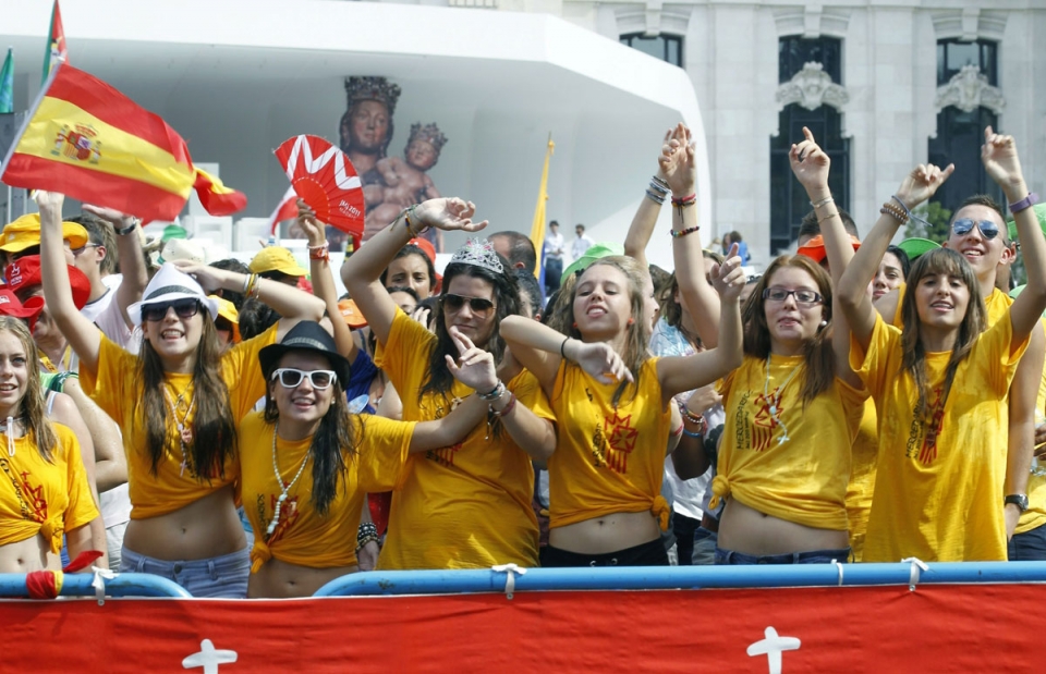 Varios jóvenes esperan la llegada del Papa. Foto: EFE