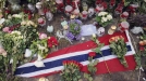 Se han colodado flores y velas recordando a las víctimas. EFE