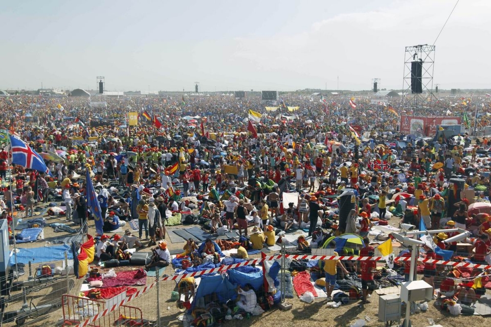 Peregrinos procedentes de diferentes países en el aeródromo de Cuatro Vientos. Foto: EFE