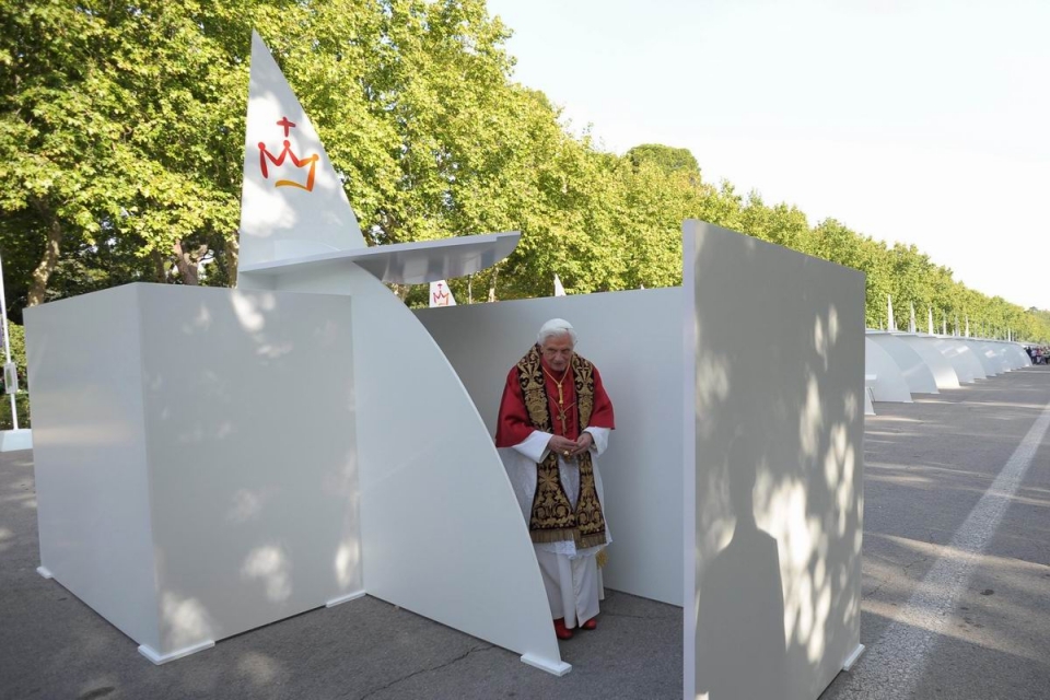 Benedicto XVI después de confesar a algunos jóvenes en el parque del Retiro. Foto: EFE