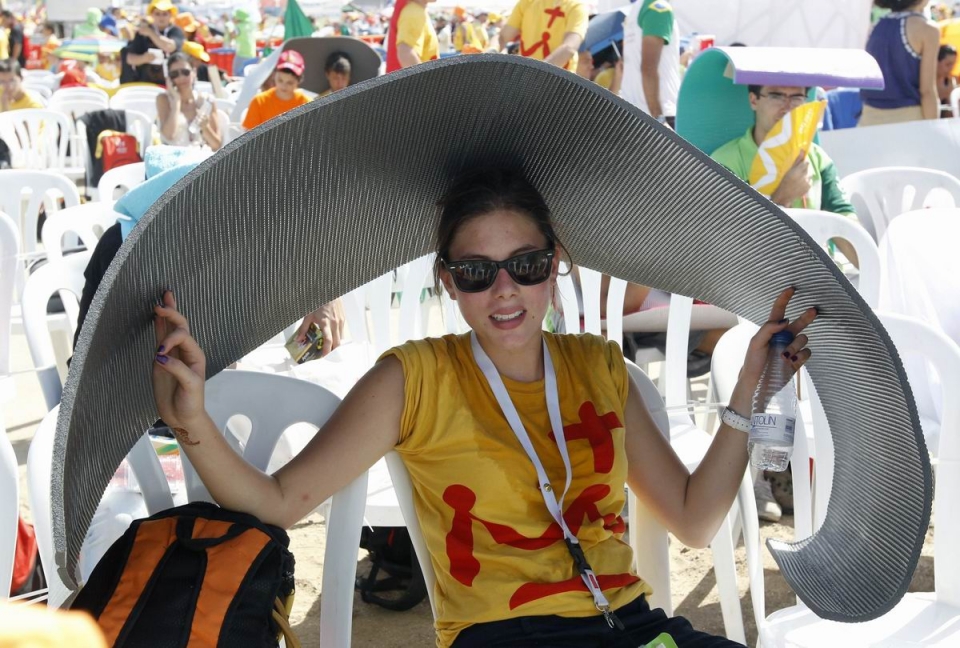 Una voluntaria se protege del sol en el aeródromo de Cuatro Vientos. Foto: EFE