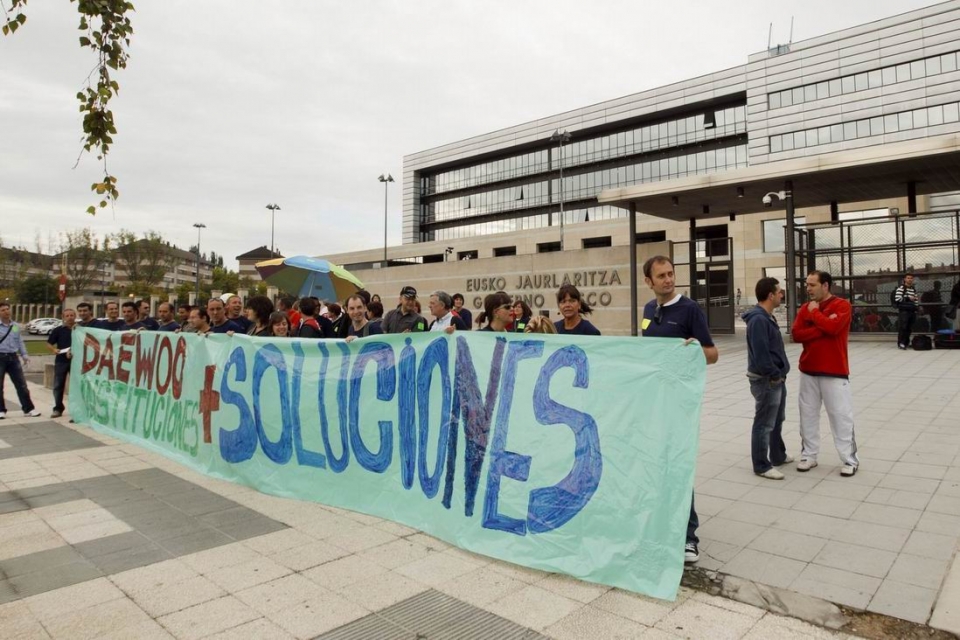 Trabajadores de Daewoo ante la sede del Gobierno Vasco de Vitoria-Gasteiz. Foto: EFE