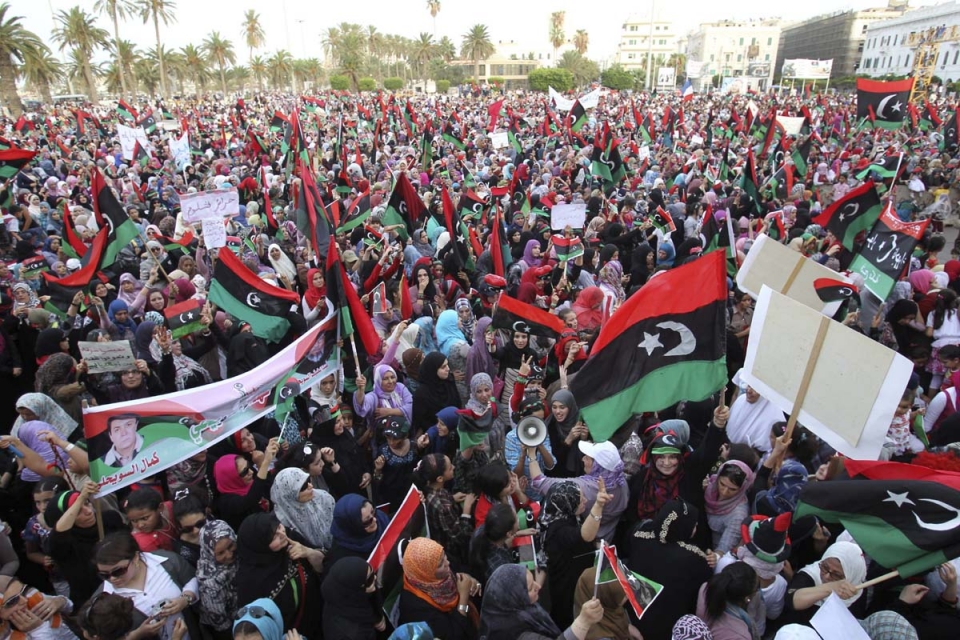 Cientos de personas se manifiestan contra el huído Muamar el Gadafi. Foto: EFE