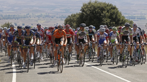 El pelotón de la Vuelta a España. Foto: EFE