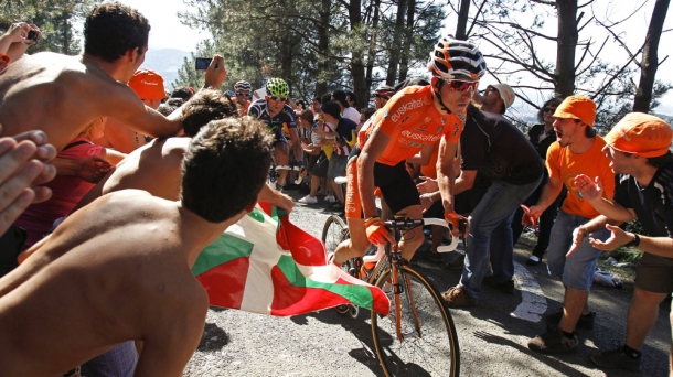 Igor Anton, 2011ko Espainiako Vueltan, euskal zaleen artean. Argazkia: EFE. 