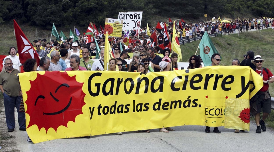 Un millar de personas pide el cierre inmediato de la central de Garoña