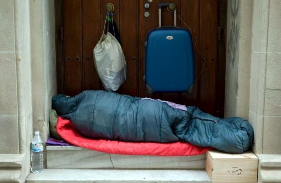 Una persona sin hogar durmiendo en la calle. Foto: EFE