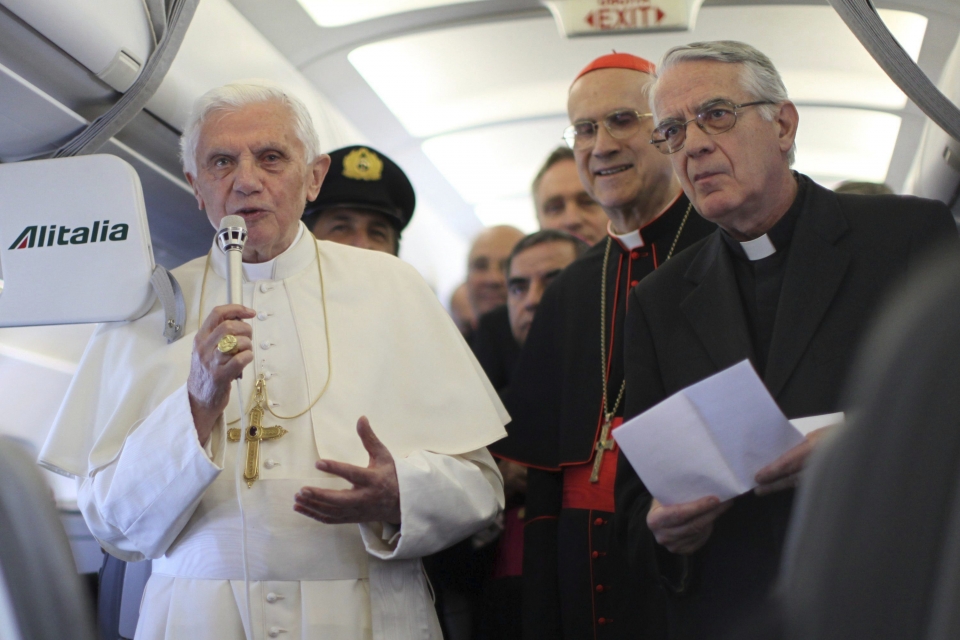 El papa pronuncia unas palabras durante el trayecto en avión desde Roma a Berlín. EFE