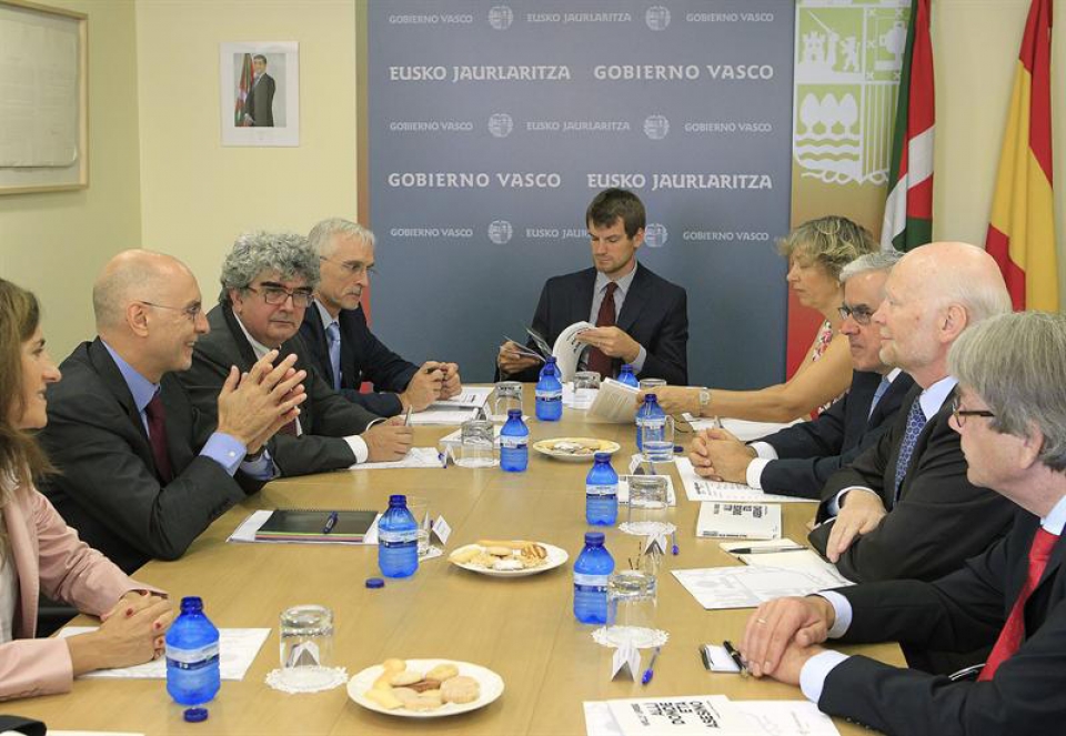 Rodolfo Ares en la reunión mantenida con embajadores y diplomáticos en España. EITB