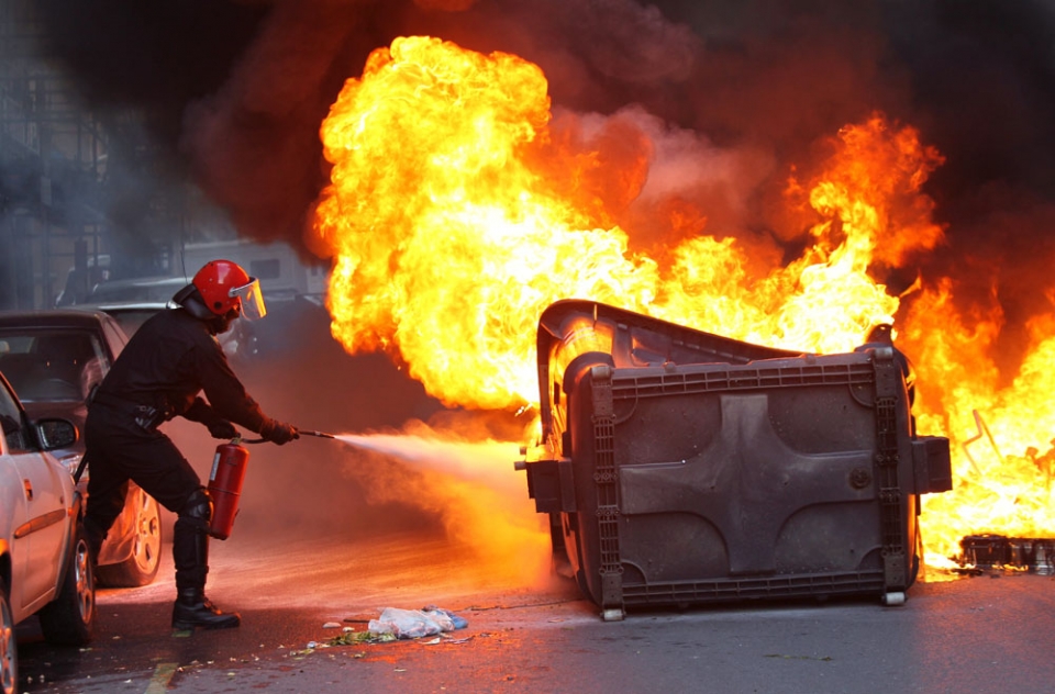 Una imagen de los incidentes acaecidos por el derribo del Kukutza. EITB