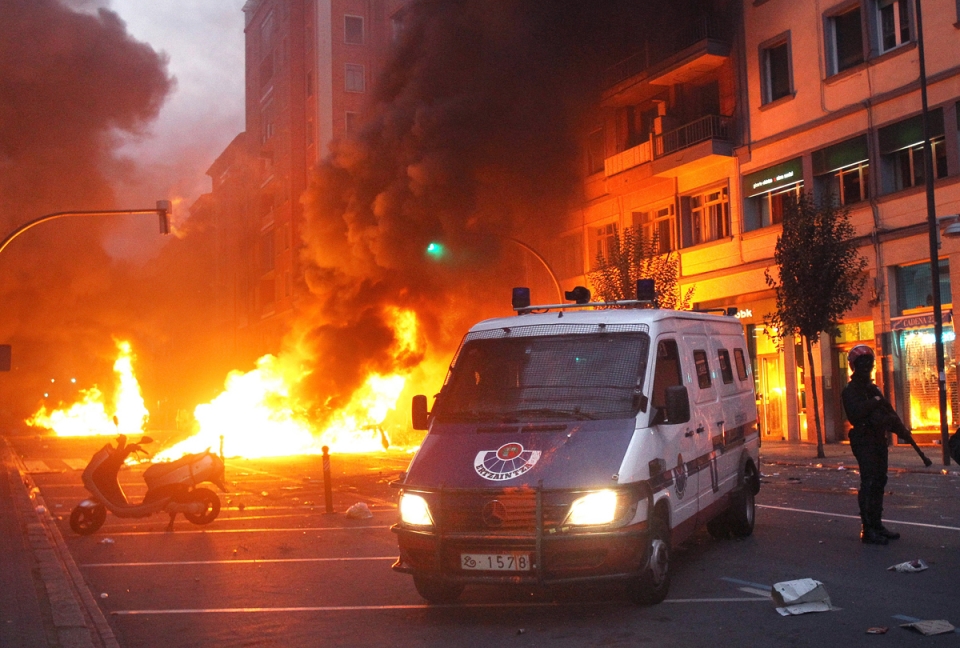 Incidentes tras el derribo de Kukutza, en imágenes - Kukutzaren eraisketa ondorengo istiluak, irudietan - Clashes after the demolition of Bilbao's Kukutza Gaztetxe - Démolition de Kukutza : heurts entre policiers et manifestants