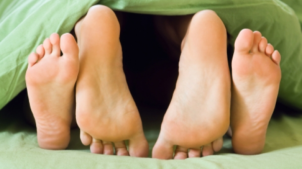¿Por qué nos huelen los pies?