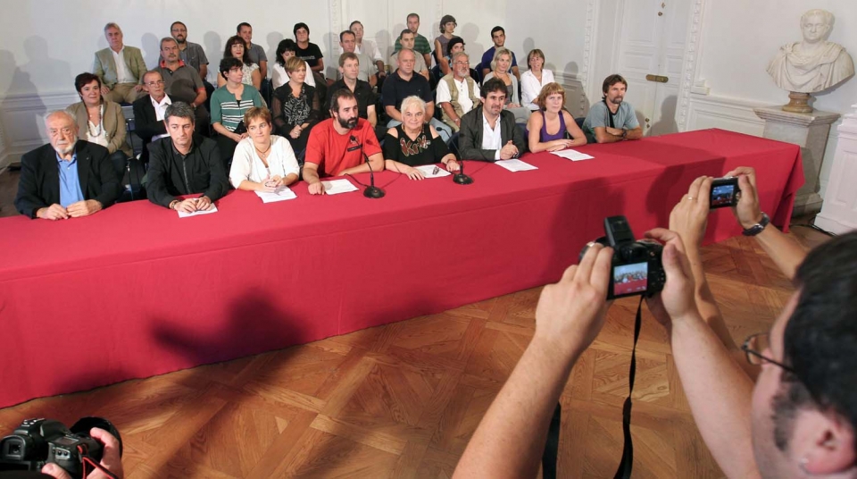 Representantes de la coalición abertzale, durante la rueda de prensa en Donostia-San Sebastián.