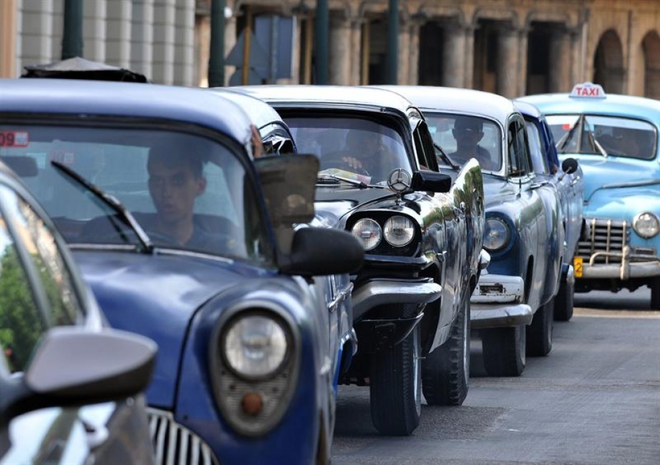 Vehículos circulan por una calle de La Habana (Cuba) este miércoles 28 de septiembre de 2011. EFE