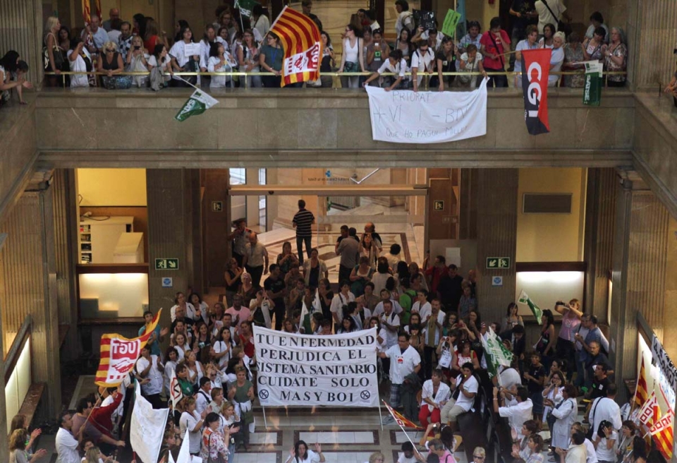 Sanitarios catalanes ocupan el edificio del Instituto de Salud Catalán. Foto: EFE