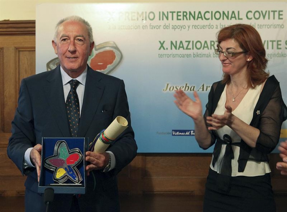 Joseba Arregi recibe el X. Premio Internacional Covite. Foto: EFE