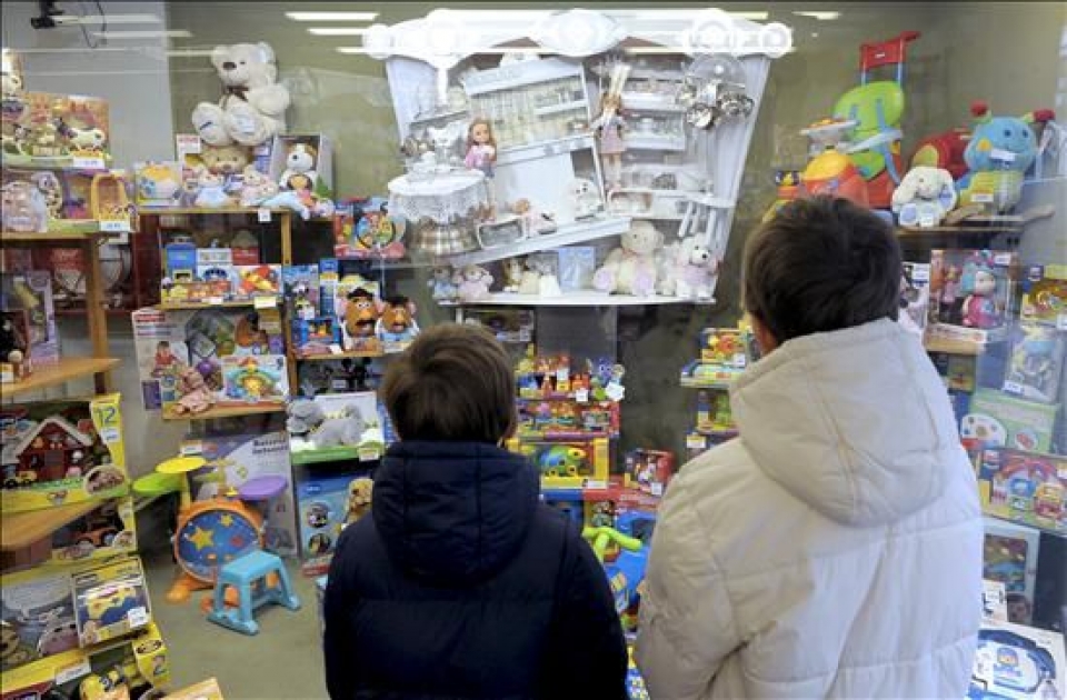 Dos niños observan los juguetes de un escaparate. EFE