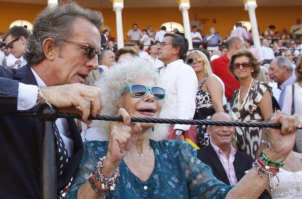 Alfonso Díez y la duquesa de Alba, en una tarde de toros. Foto: EFE