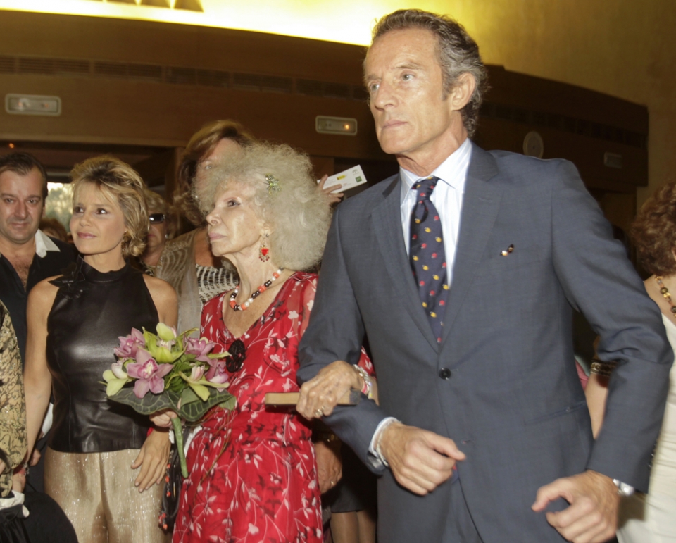 Cayetana de Alba, junto a su futuro marido, Alfonso Díez, y su hija Eugenia. Foto: EFE