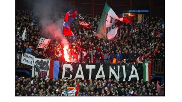 Aficionados ultras del Catania en un partido. Foto: EFE