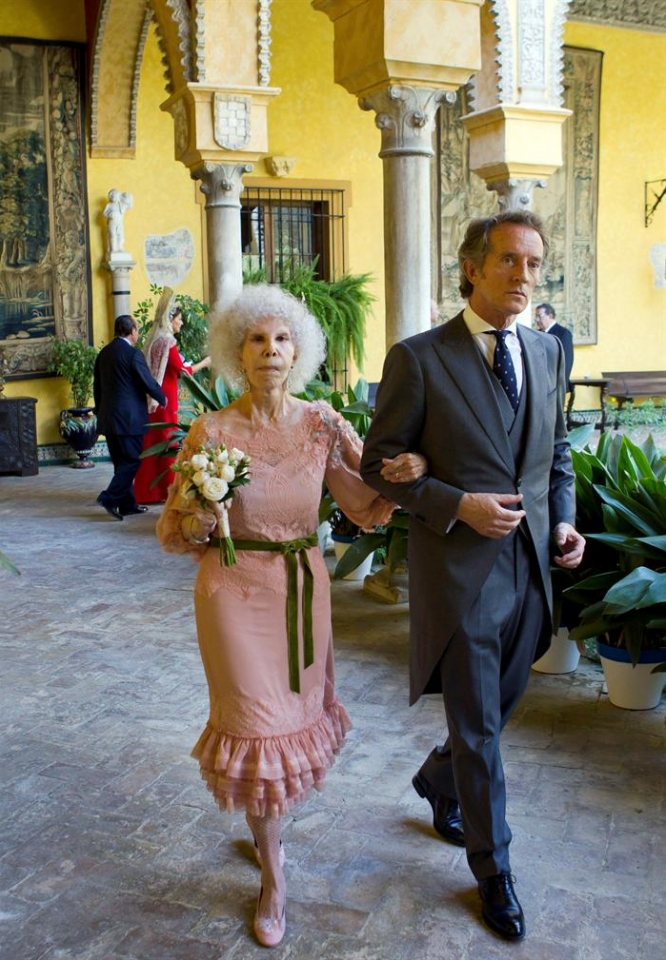 La duquesa de Alba y Alfonso Díez, en el día de su boda. Foto: EFE