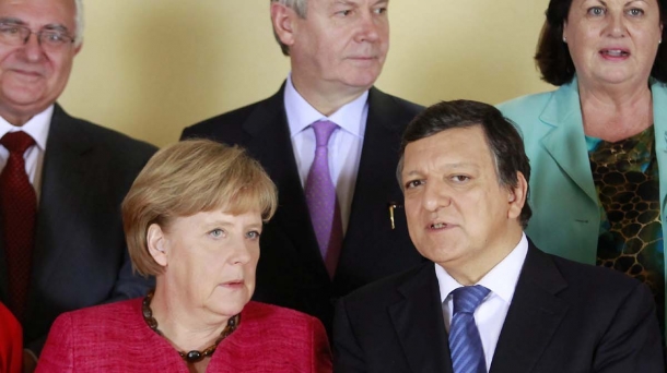 El presidente de la CE, José Manuel Durao Barroso, con la canciller alemana, Ángela Merkel. EFE