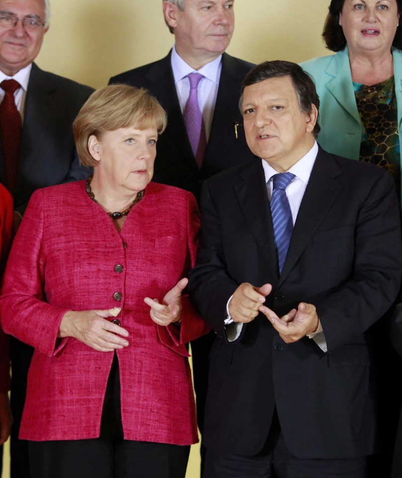 El presidente de la CE, José Manuel Durao Barroso, con la canciller alemana, Ángela Merkel. EFE