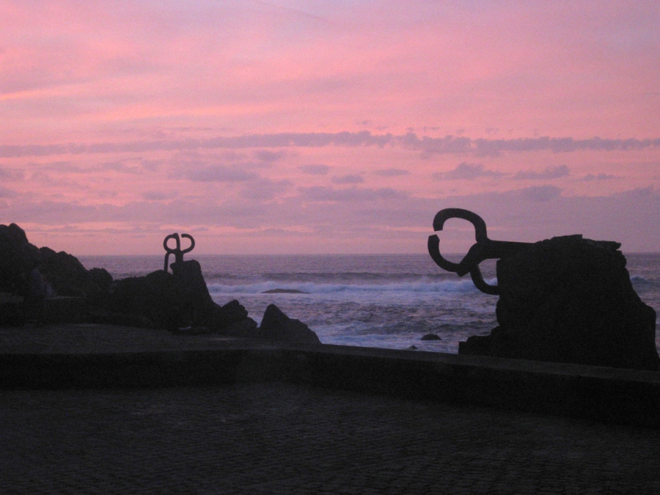 El Peine del Viento al atardecer. Foto de Pako Castellanos.