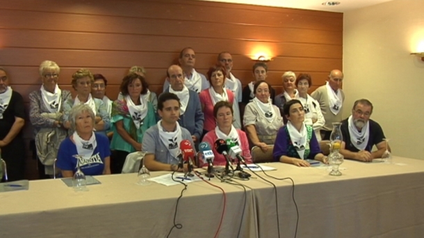 Miembros de Etxerat, durante la rueda de prensa ofrecida. Foto: EITB