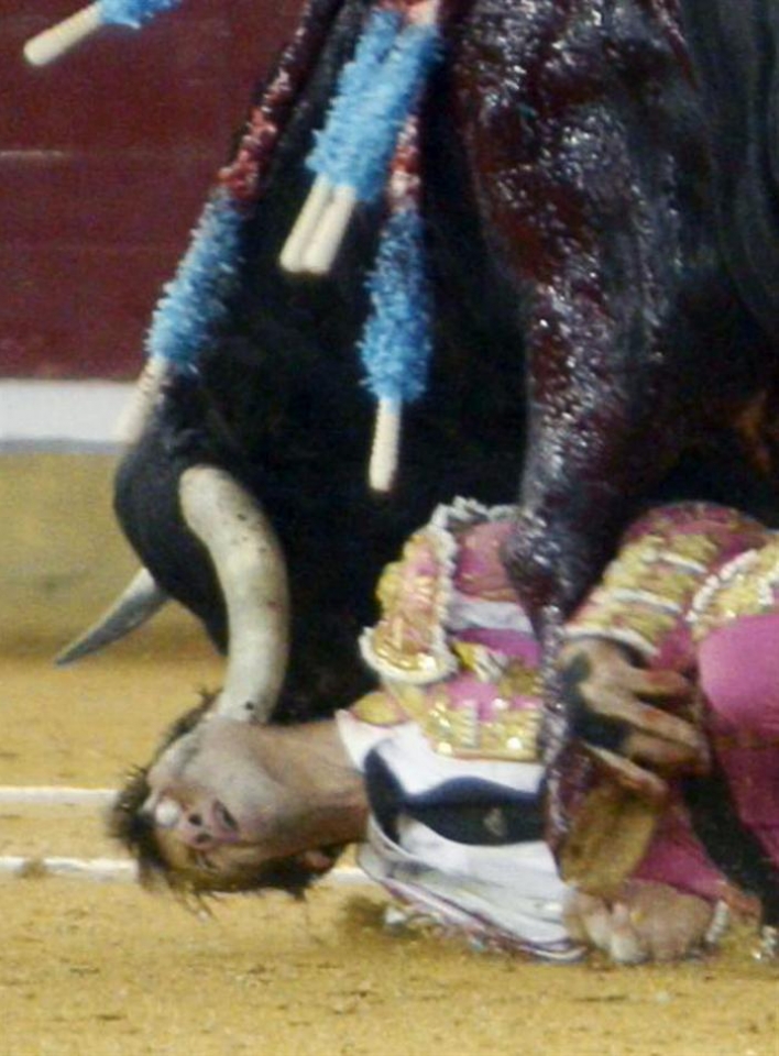 El torero Juan José Padilla sufre una espectacular cogida en Zaragoza - Zezen batek Juan Jose Padilla toreatzailea harrapatu du Zaragozan - Bullfighter Juan Jose Padilla gored in the face - 