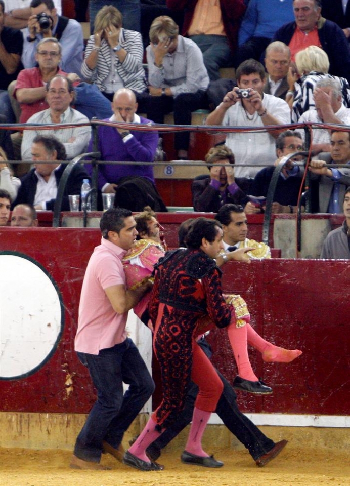 El torero Juan José Padilla sufre una espectacular cogida en Zaragoza