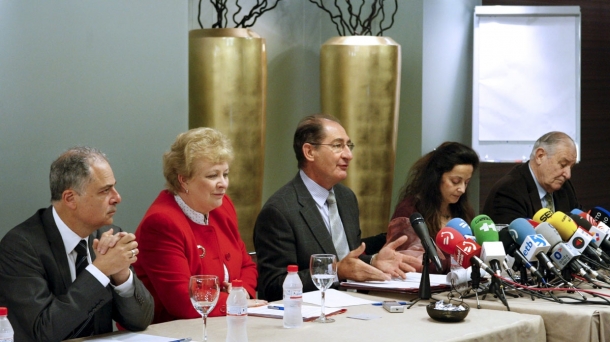 Brian Currin (c), durante la presentación del Grupo Internacional de Contacto el 15 de febrero. EFE