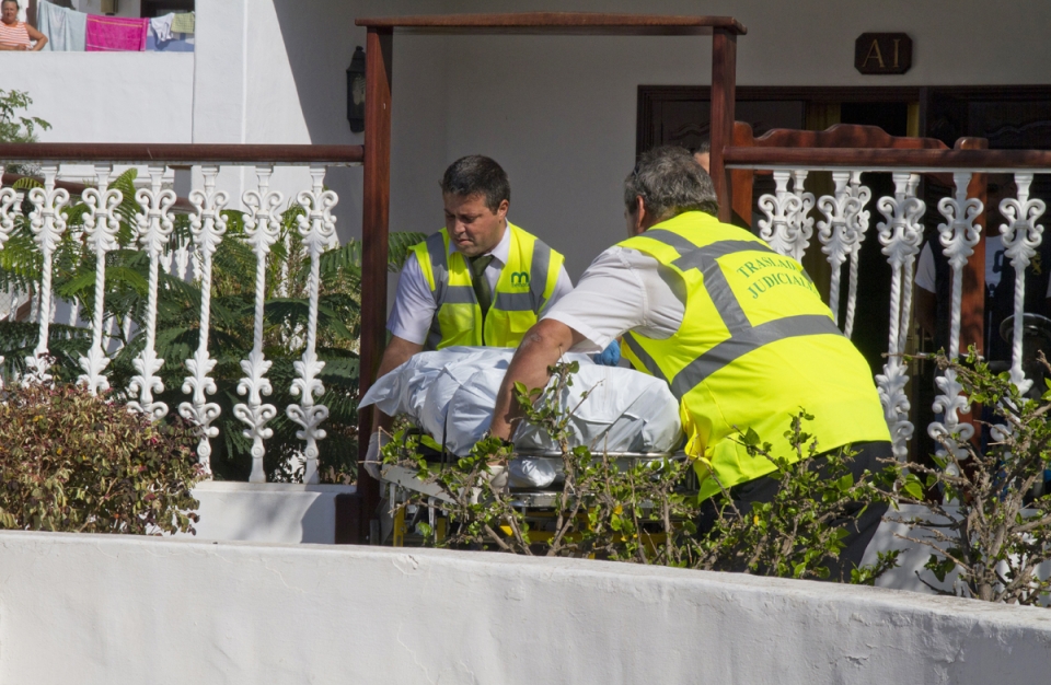 Los servicios judiciales trasladando el cuerpo. Foto: EFE