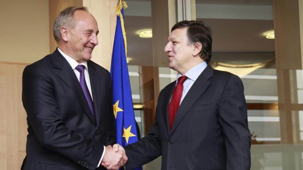 El presidente de la Comisión Europea, José Manuel Durao Barroso recibe al presidente de Letonia. EFE