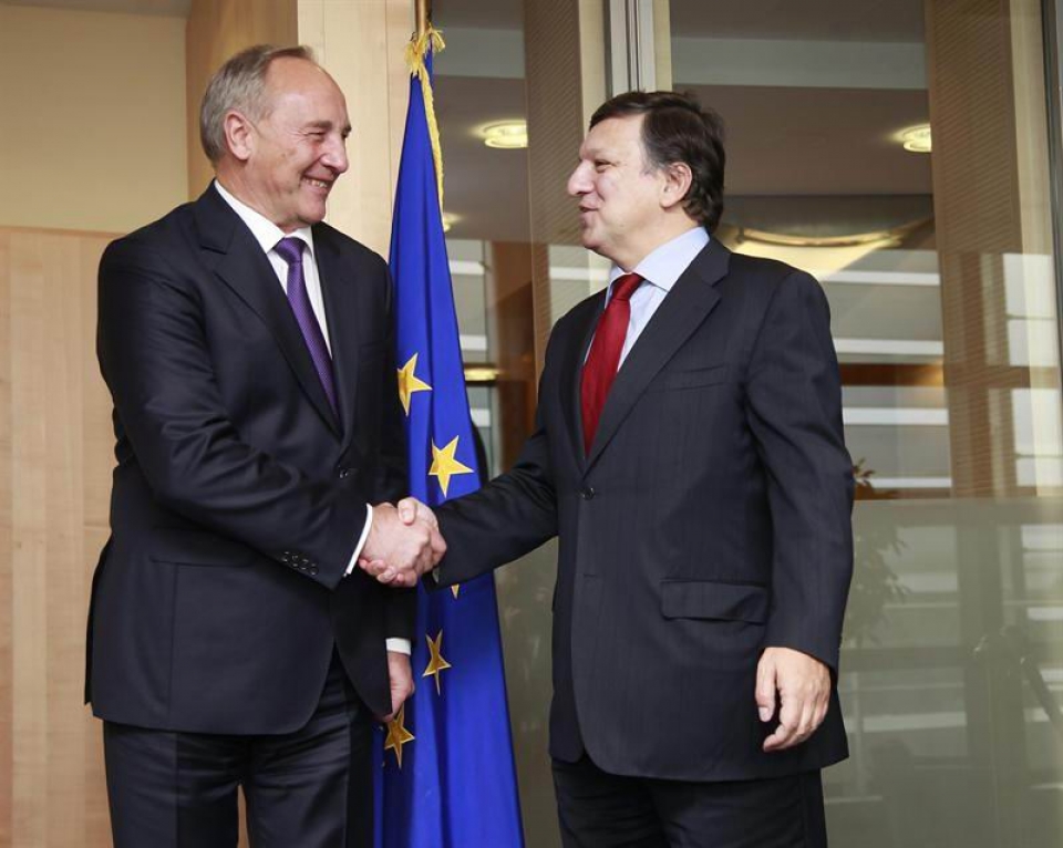 El presidente de la Comisión Europea, José Manuel Durao Barroso recibe al presidente de Letonia. EFE