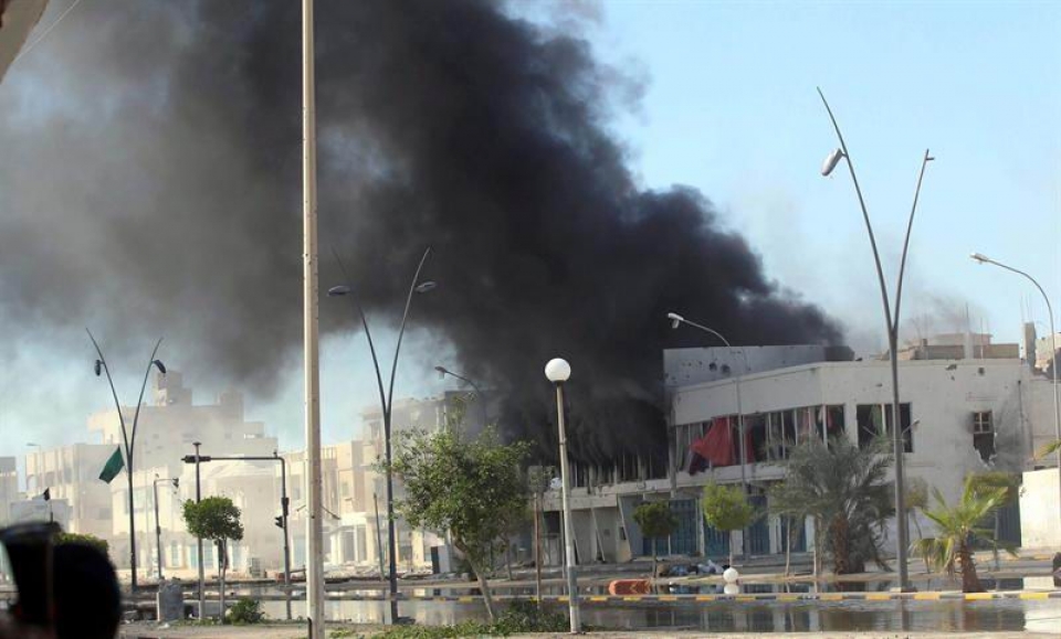 Un edificio ha sido incendiado por un proyectil en Sirte, ciudad natal de Muamar el Gadafi. EFE