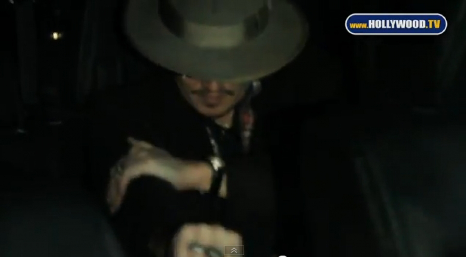 Johnny Depp hace un corte de mangas tras salir ebrio de un pub en Hollywood. Foto: YouTube