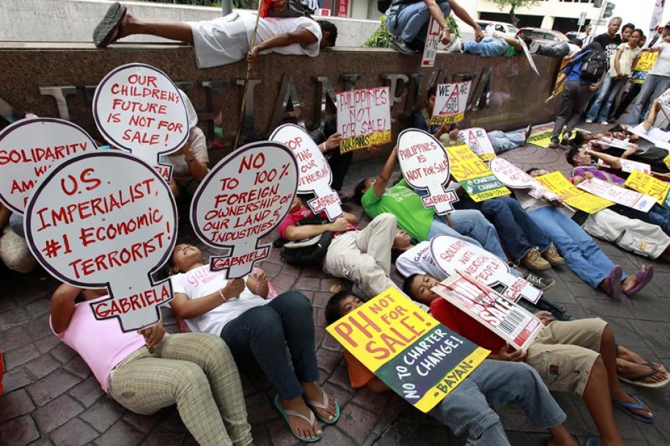 Manifestantes filipinos se solidarizan con los "indignados". Foto: EFE