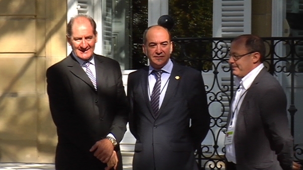 Brian Currin, Martín Garitano y Juan Carlos Izagirre ante la Casa de la Paz. Foto: Manu Gimenez