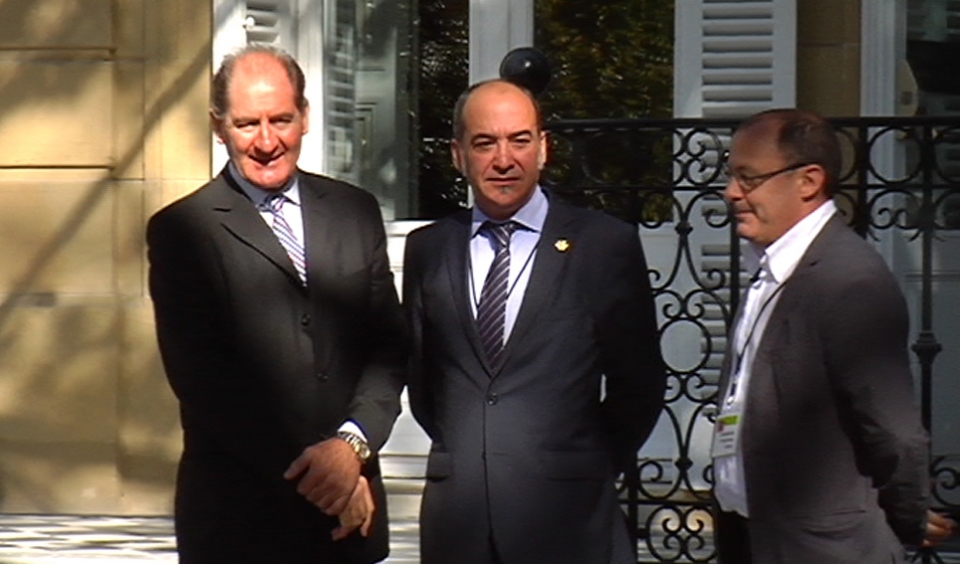 Brian Currin, Martín Garitano y Juan Carlos Izagirre ante la Casa de la Paz. Foto: Manu Gimenez