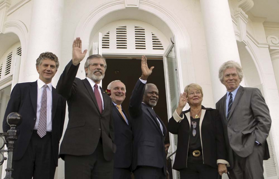Jonathan Powell, Gerry Adams, Bertie Ahern, Kofi Annan, Gro Harlem Bruntland y Pierre Joxe. EFE