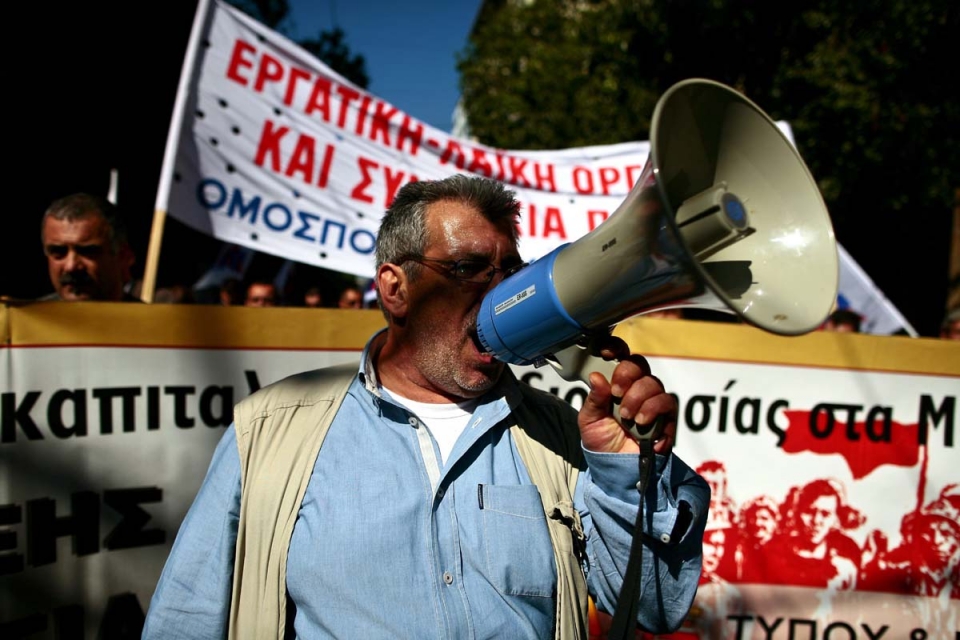 Uno de los manifestante ante el Parlamento de Atenas. Foto: EFE