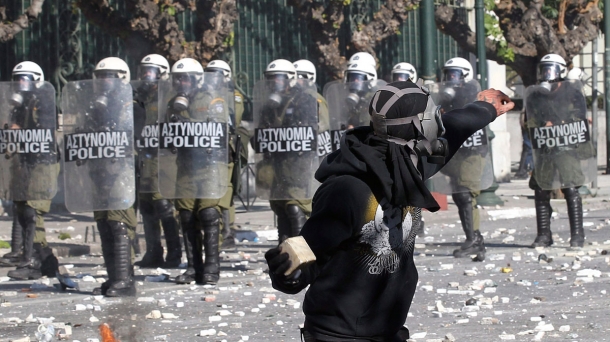 Imágenes de los incidentes sucedidos ayer en Grecia. EFE