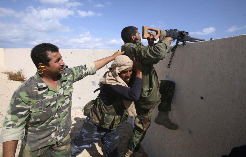 Rebeldes libios abren fuego contra posiciones de los Gadafistas. Foto: EFE