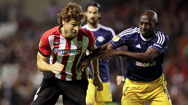 Llorente se disputa un balón ante el Salzburgo. Foto: EFE.