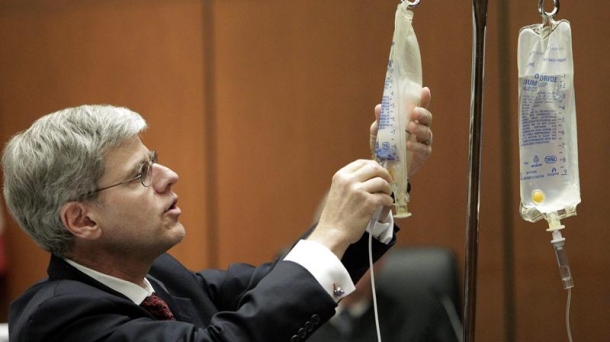 Dr. Steven Schaefer demonstrates how Jacksons doctor could have given the deadly dose. Photo: EFE