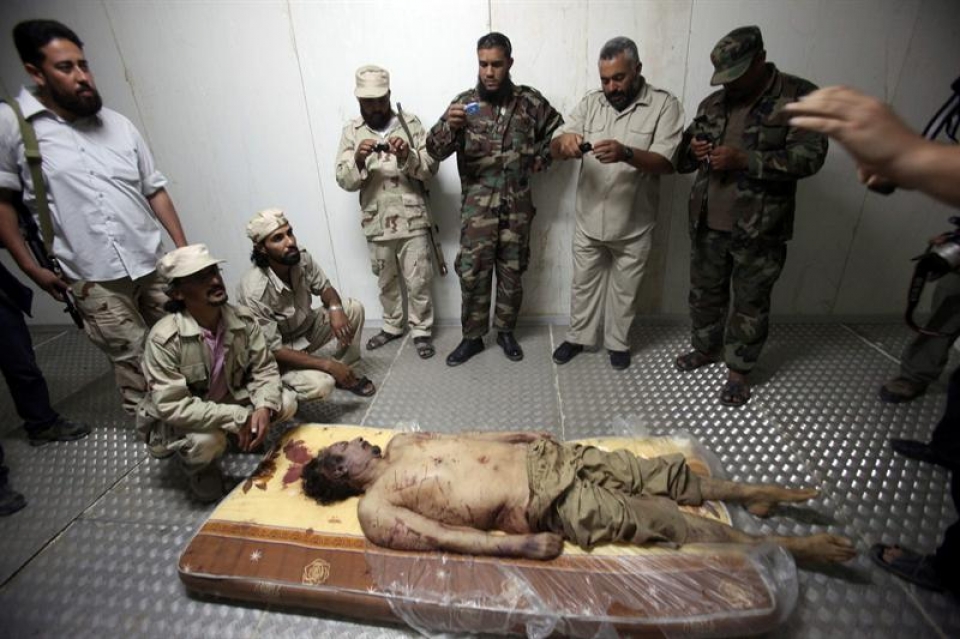 Imagen del cuerpo sin vida de Muamar el Gadafi. Foto: Efe.
