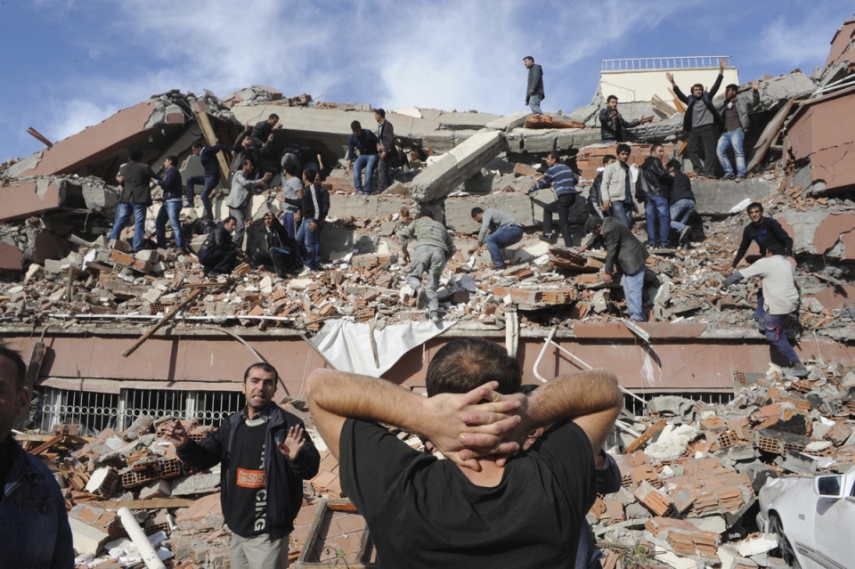 Varias personas fallecen en Turquía tras un terremoto de 7,2 grados