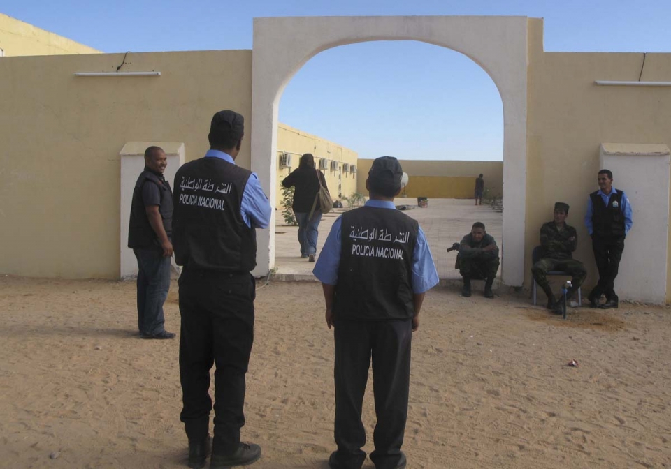 Policías saharauis vigilan la entrada de la residencia de los tres cooperantes secuestrados. EFE